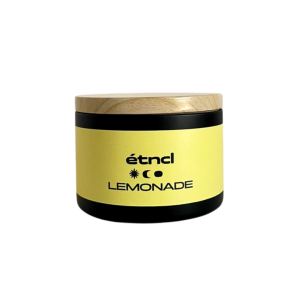 Bougie artisanale parfumée Lemonade d’Étncl, en pot métal noir avec couvercle bois, fabriquée à la main en Tunisie à base de cire de soja et cire d’abeille, parfum sucré et citronné.